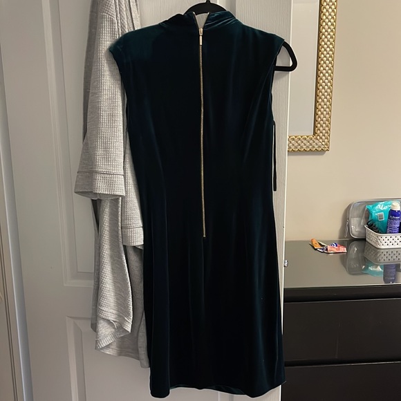 Green dress perfect for the holidays or events - Picture 2 of 2